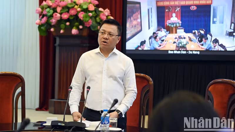 Главный редактор газеты «Нянзан» выступает на конференции.