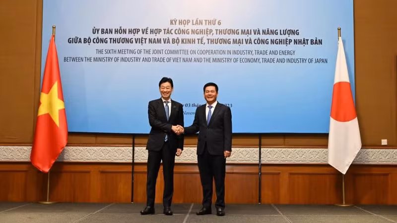 Министр Нгуен Хонг Зиен (справа) и Министр Нисимура Ясутоси