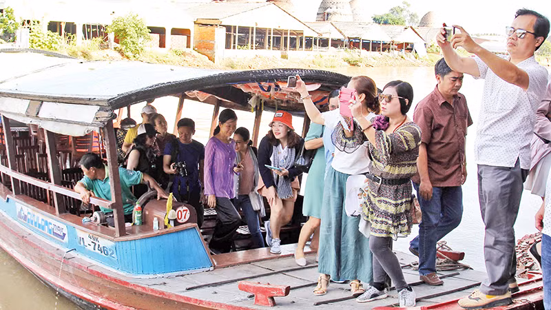 Туристы посещают объект современного наследия Мангтхит.