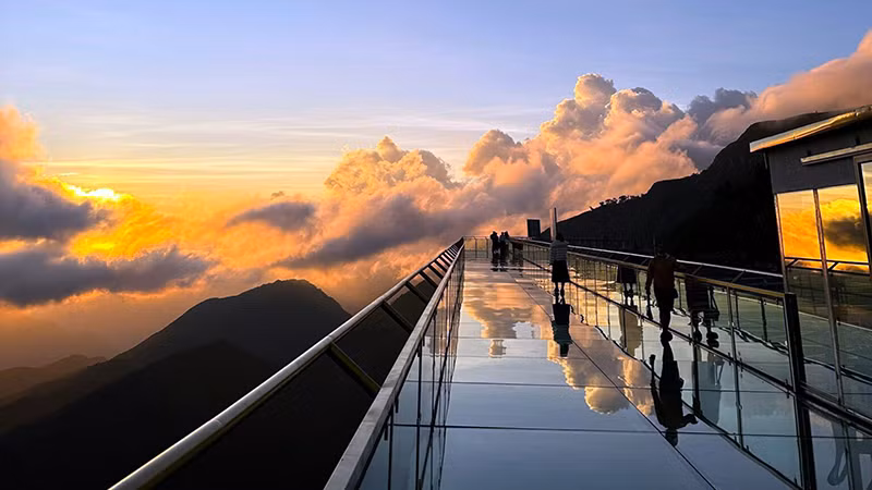 Стеклянный мост Ронгмэй находится на высоте 2 200 метров над уровнем моря и 548 метров над горами Хоанглиеншон.