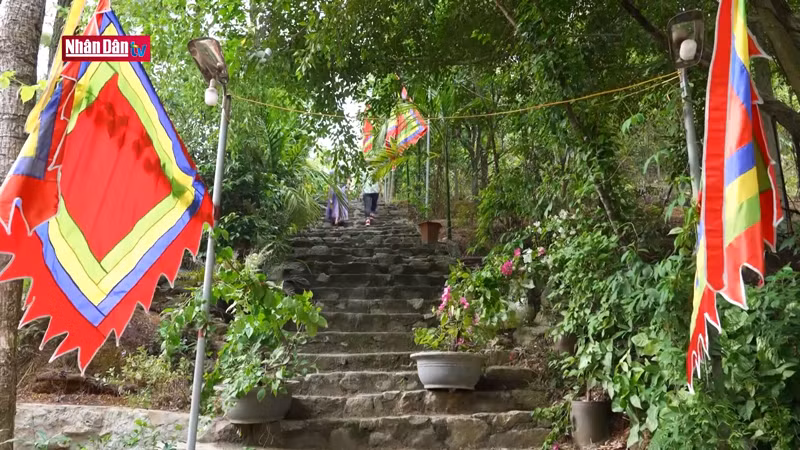 Ступени, ведущие к храму Праматери Тхыонг Нган.