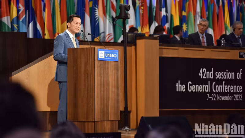 Заместитель министра иностранных дел Вьетнама Ха Ким Нгок выступает на пленарном заседании по общей политике Генеральной конференции ЮНЕСКО, состоявшемся 8 ноября в Париже.