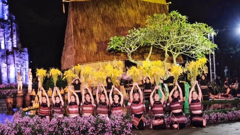 Показ парчовых костюмов представителей этнических меньшинств в провинции Жалай. Фото: Фан Хоа