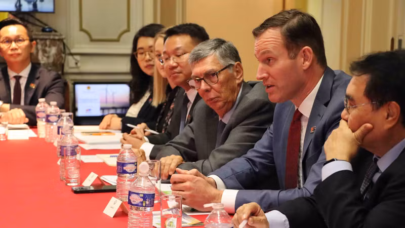 Председатель EuroCham Габор Флют выступает на беседе. Фото: ВИА