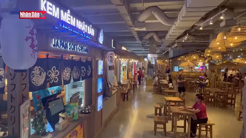 Фудкорт имеет большое пространство, здесь посетители могут наслаждаться характерными блюдами азиатских стран. 