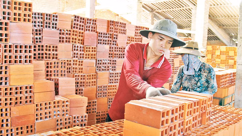 Много местных жителей в провинции Виньлонг до сих пор занимаются производством кирпичей.