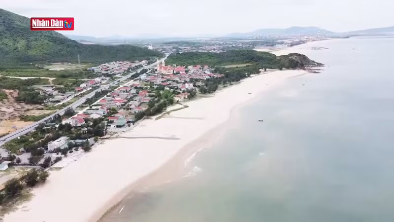 Пляж Хоаньшон расположен примерно в 80 км от центра города Хатинь, на транспортной оси национального шоссе 1А. 