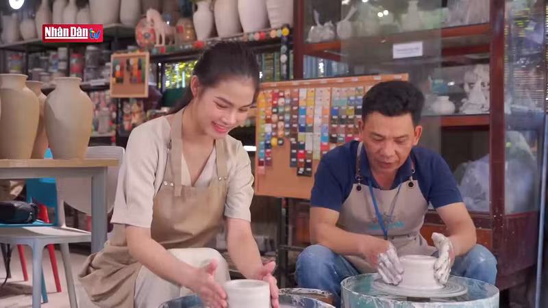 Умелые руки отображают ритмы повседневной жизни в каждом традиционном керамическом изделии.