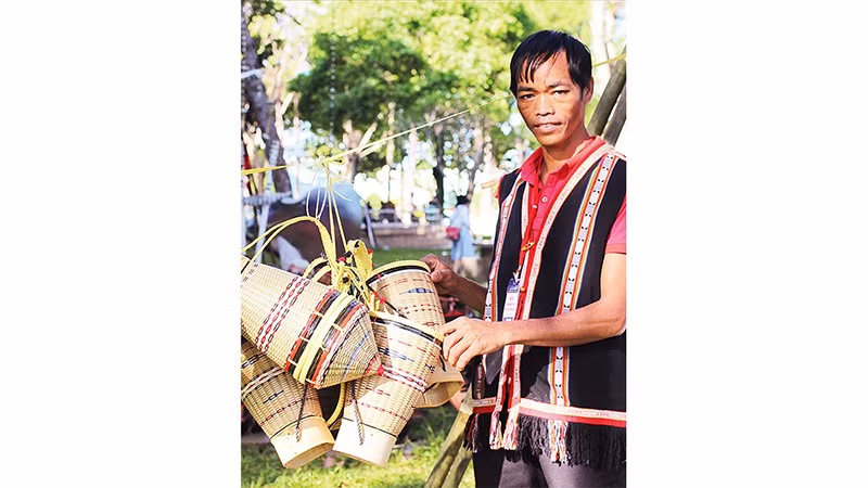 Корзина на спине – наиболее популярный вид продукции благодаря разнообразию форм и дизайнов. 