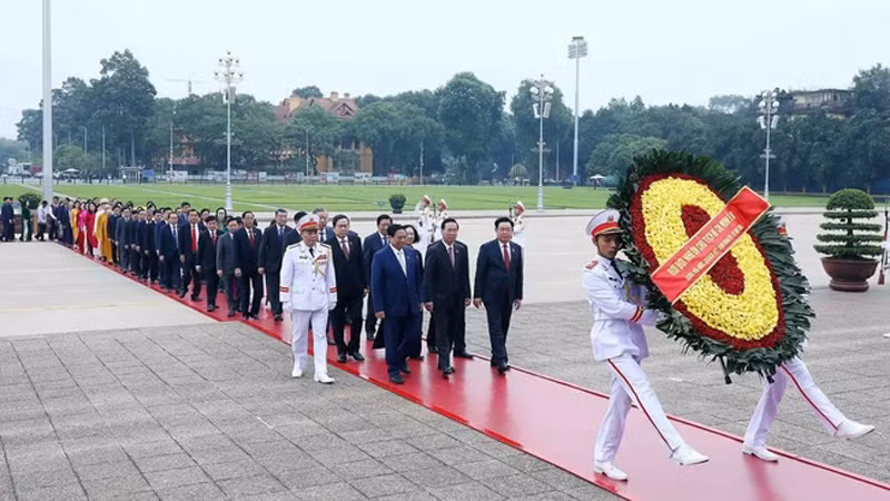 Руководители Партии и Государства, депутаты НС возлагают венок и почитают память Президента Хо Ши Мина. Фото: vtv.vn