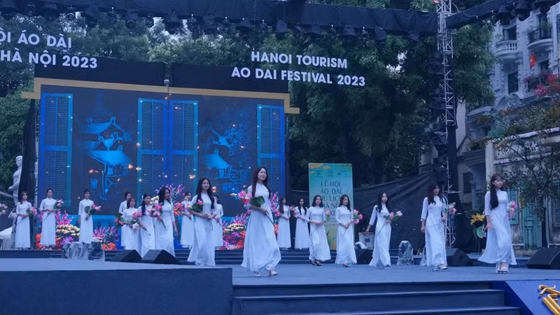 Ханойские девушки в традиционных костюмах «аозай». 