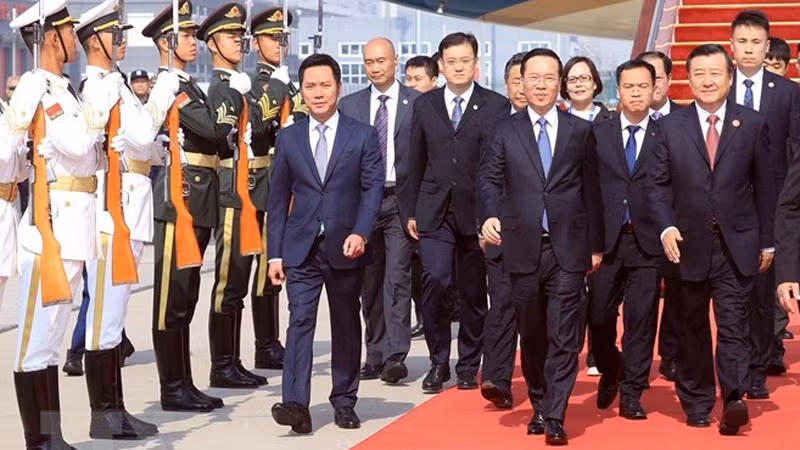 Президента Во Ван Тхыонга встречают в аэропорту. Фото: ВИА