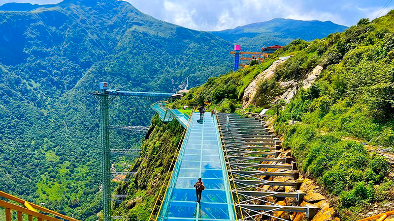 На пути до провинции Лайтяу туристы имеют возможность посетить туристическую зону «Стеклянный мост Ронгмэй».