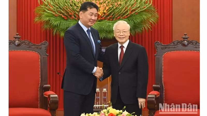 Генеральный секретарь ЦК КПВ Нгуен Фу Чонг (справа) и Президент Монголии Ухнаагийн Хурэлсух.