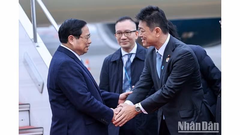 Премьер-министра Фам Минь Тьиня в аэропорту встречали Заместитель министра иностранных дел Комура Масахиро, начальник Департамента протокола Шимада, офицер связи Премьер-министра Хирото.