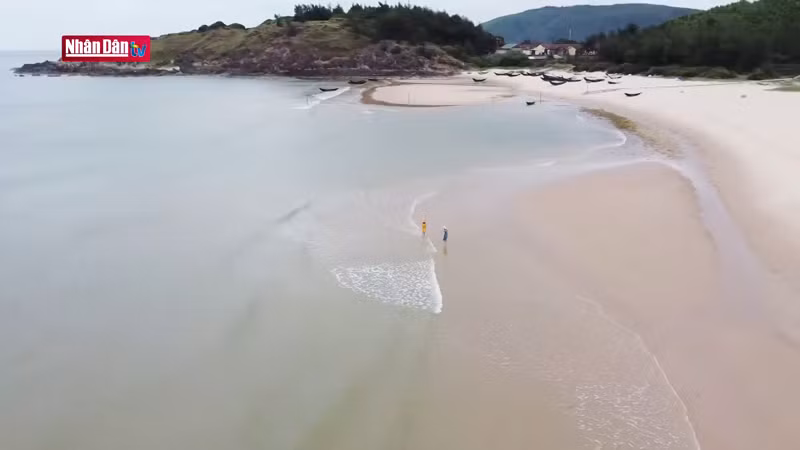 Природа одарила это место пологим пляжем с прохладной и прозрачной водой.