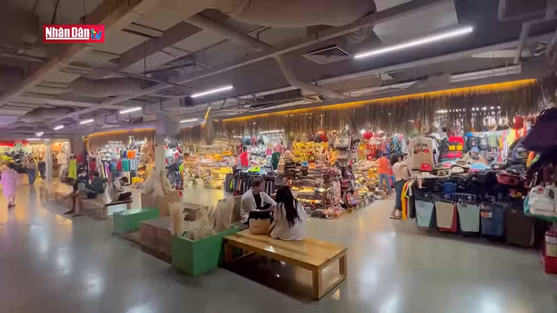 Подземный рынок удовлетворяет разнообразные потребности в покупках и развлечениях как отечественных клиентов, так и иностранных туристов.