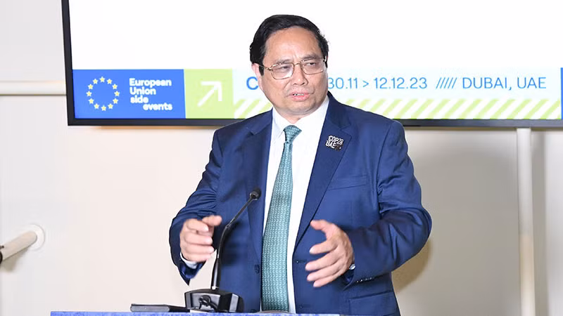 Премьер-министр Фам Минь Тьинь выступает на церемонии.