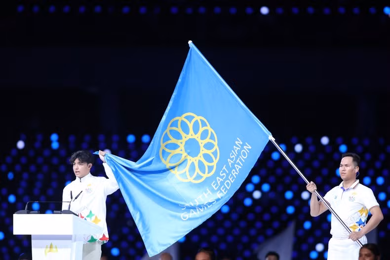 Представители спортсменов и судьи зачитали присягу.