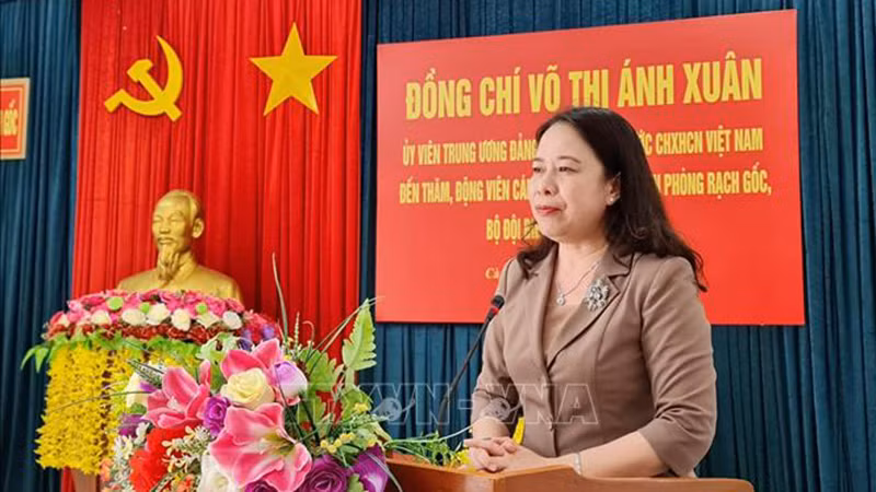 Вице-президент Во Тхи Ань Суан выступает с речью. Фото: ВИА