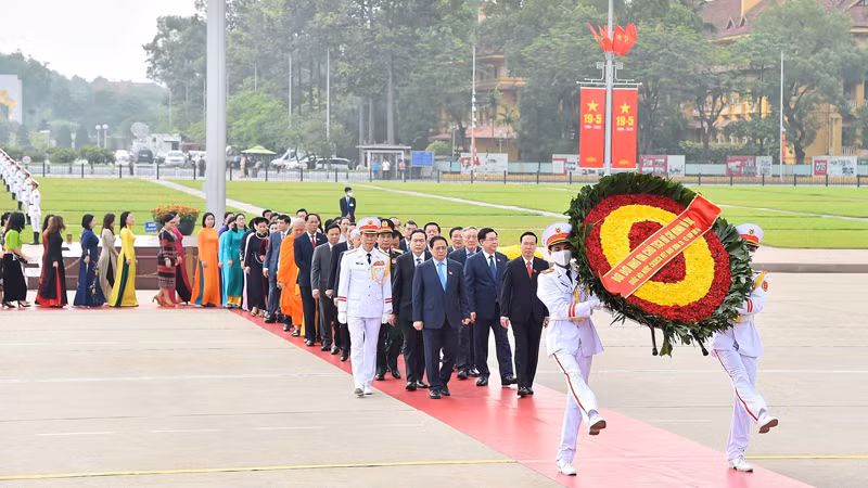 Руководители Партии и Государства и депутаты НС возлагают венок к Мавзолею Президента Хо Ши Мина.
