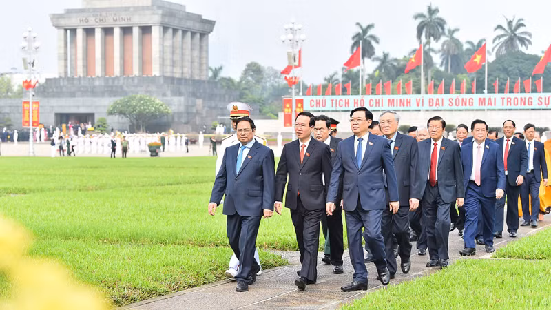 Руководители Партии и Государства и депутаты НС уходят от Мавзолея в здание НС для участия в открытии 5-й сессии НС XV созыва.