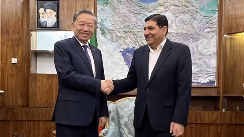 Министр То Лам и первый Вице-президент Ирана Мохаммад Мохбер. Фото: bocongan.gov.vn 