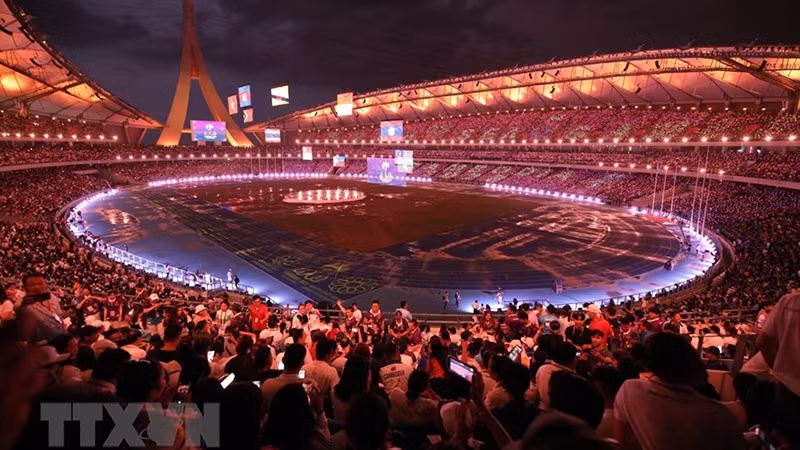 Световое шоу на церемонии закрытия SEA Games 32 на национальном стадионе «Мородок Техо».