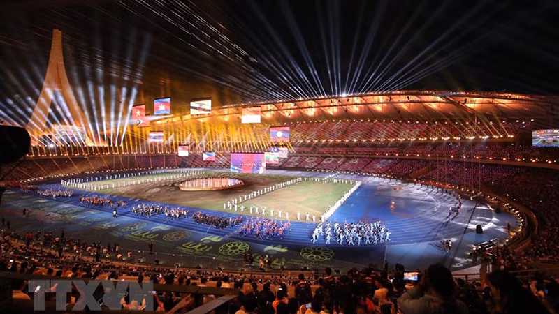 После более чем 20 дней соревнований SEA Games 32 завершились впечатляющей, запоминающейся и вызывающей ностальгию церемонией закрытия.