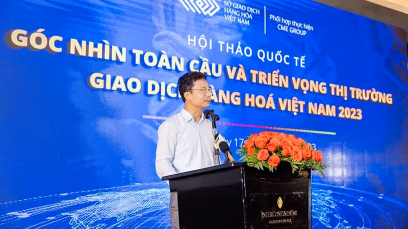 Начальник Департамента внутреннего рынка Чан Зюи Донг выступает с речью.