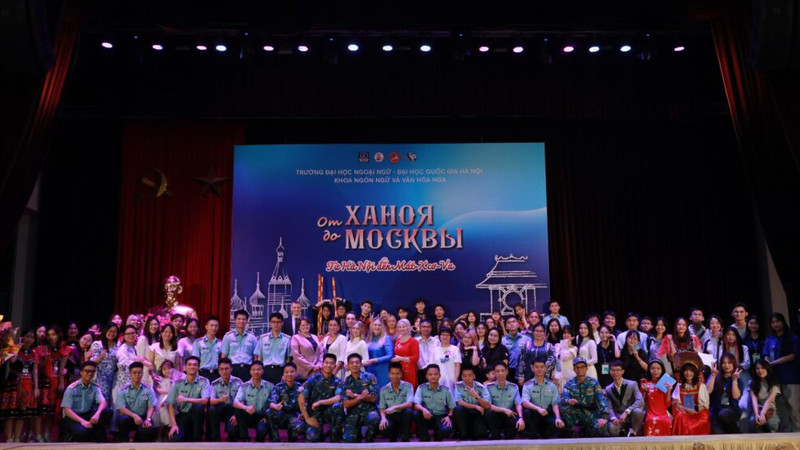 Участники мероприятия фотографируются на память. Фото: ULIS TV