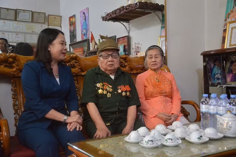 Товарищ Во Тхи Ань Суан навещает солдата Дьенбьен Нгуен Хыу Тяп в квартале Химлам города Дьенбьенфу. Фото: Ле Лан