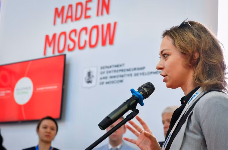 Представитель Министерства сельского хозяйства РФ во Вьетнаме Виктория Горшкова выступает с речью на мероприятии.