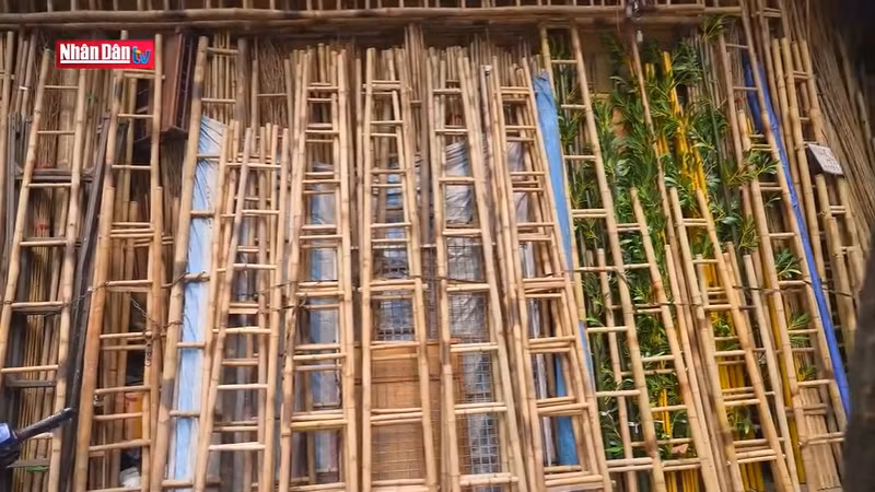 С 1990-х годов многие домохозяйства на этой улице стали специально заниматься торговлей изделиями из бамбука. С 1990-х годов многие домохозяйства на этой улице стали специально заниматься торговлей изделиями из бамбука.