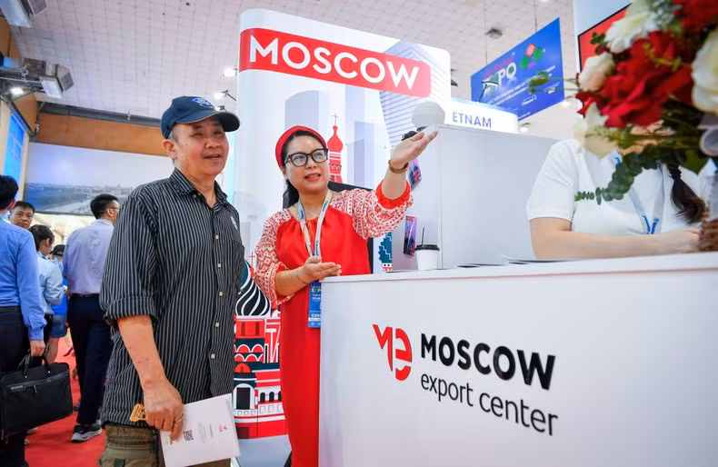 При поддержке МЭЦ более 100 предприятий приняли участие в переговорах с вьетнамскими партнерами, а открытие стенда «Сделано в Москве» на торговой выставке Vietnam Expo 2024 года стало новой вехой в развитии связей между российскими и вьетнамскими предприятиями.