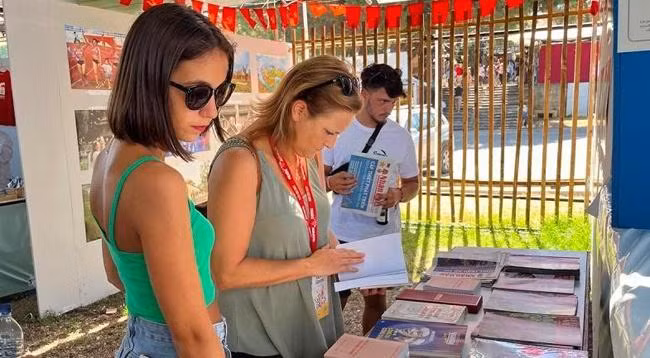 Посетители у стенда газеты «Нянзан». Фото: Кхай Хоан Посетители у стенда газеты «Нянзан». Фото: Кхай Хоан