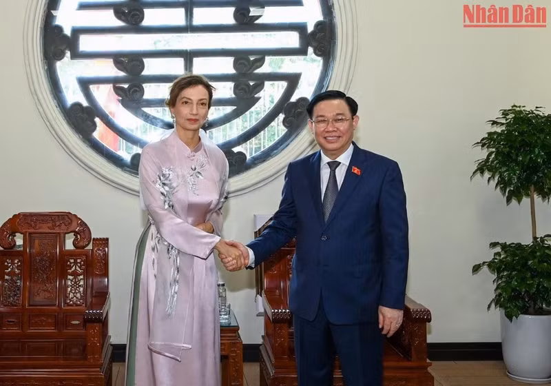 Председатель НС Выонг Динь Хюэ и Генеральный директор ЮНЕСКО Одри Азуле. Фото: Зюи Линь