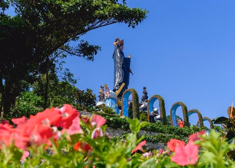 Статуя была отлита из более чем 170 тонн красной бронзы. Фото: VNA