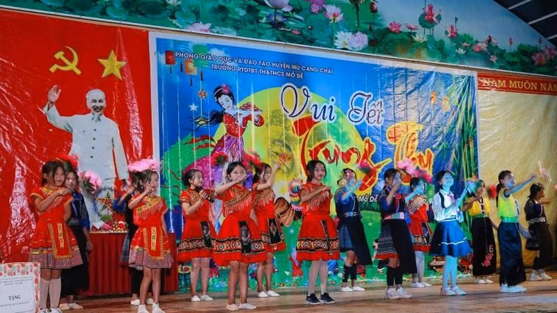 Выступление учеников школы Мозэ на программе встречи праздника середины осени. Фото: Хоанг Линь