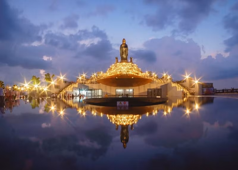 Статуя Будды Тэй Бо Да Шон расположена на вершине горы Баден в провинции Тэйнинь. Фото: VNA