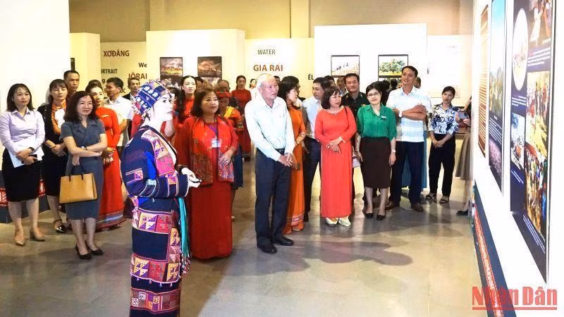 Посетители фотовыставки, посвященной красоте Хажанг.