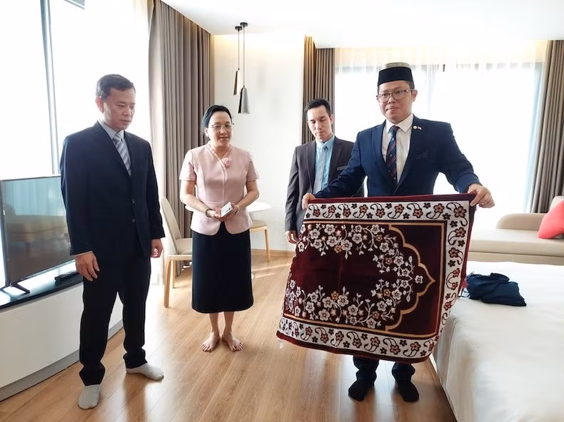 Delasea выбран Департаментом туризма провинции Куангнинь как пионерское предприятие в переводе ресторанного обслуживания и части своих номеров, а также ряда других высококлассных услуг в соответствии с культурой индийских мусульманов (Халяль). Фото: Куанг Тхо