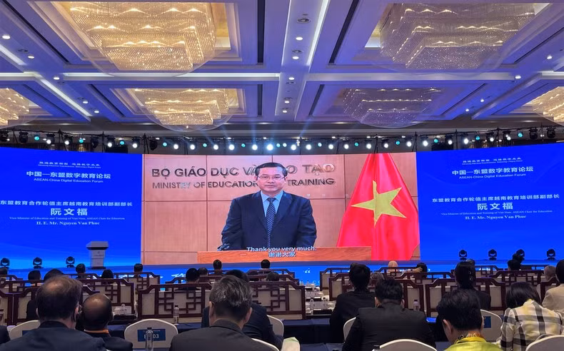Заместитель министра образования и подготовки кадров Вьетнама Нгуен Ван Фук выступает с речью.