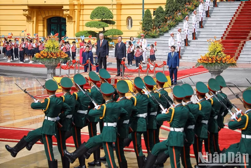 Официальная церемония встречи Президента Казахстана Касым-Жомарта Токаева в президентской резиденции. Фото: Тхюи Нгуен Официальная церемония встречи Президента Казахстана Касым-Жомарта Токаева в президентской резиденции. Фото: Тхюи Нгуен