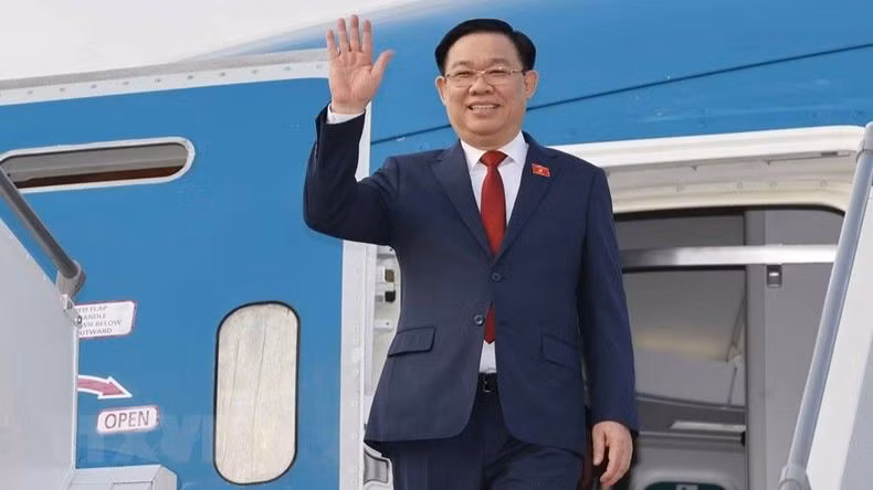 Председатель НС Вьетнама Выонг Динь Хюэ в аэропорту Мехрабад, Тегеран. Фото: ВИА