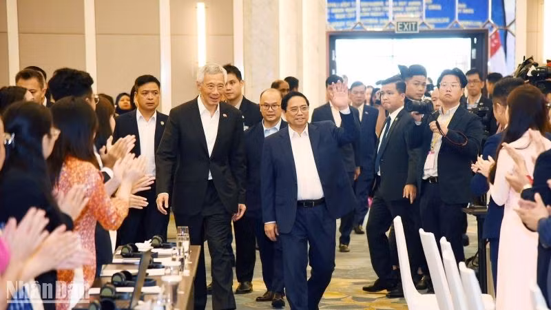 Премьер-министр Фам Минь Тьинь и Премьер-министр Ли Сяньлун на диалоге с молодыми лидерами Вьетнама и Сингапура.