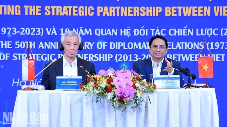 Премьер-министр Фам Минь Тьинь и Премьер-министр Ли Сяньлун на диалоге. Премьер-министр Фам Минь Тьинь и Премьер-министр Ли Сяньлун на диалоге.