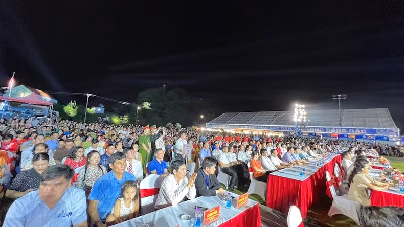 Делегаты и многочисленные жители присутствовали на церемонии открытия. Фото: Куанг Тхо Делегаты и многочисленные жители присутствовали на церемонии открытия. Фото: Куанг Тхо