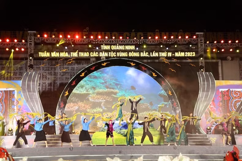 Художественный номер на церемонии открытия 4-й Недели культуры и спорта народностей северо-восточного района провинции Куангнинь – 2023. Фото: Куанг Тхо Художественный номер на церемонии открытия 4-й Недели культуры и спорта народностей северо-восточного района провинции Куангнинь – 2023. Фото: Куанг Тхо