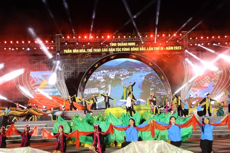 Художественный номер на церемонии открытия 4-й Недели культуры и спорта народностей северо-восточного района провинции Куангнинь – 2023. Фото: Куанг Тхо Художественный номер на церемонии открытия 4-й Недели культуры и спорта народностей северо-восточного района провинции Куангнинь – 2023. Фото: Куанг Тхо